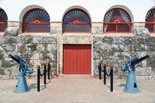 Colonial building in Cartagena, Colombia with two large guns in front of it
