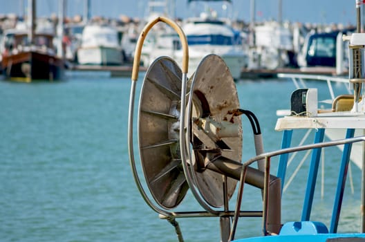 wheel to hoist net fishing