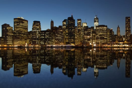 Lower Manhattan at night. Reflection. Ňew York City, USA)