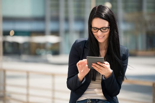 Young beautifull woman with tablet - outdoor lifestyle portrait