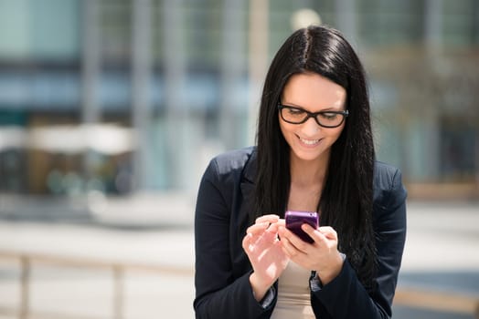 Young beautifull woman with smartphone - outdoor lifestyle portrait