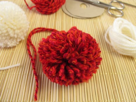 Make small pompoms