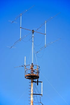 Antenna on a mast