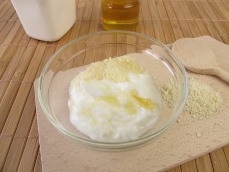 Facial scrub with yogurt,honey and ground almonds