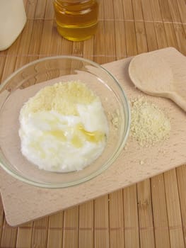 Facial scrub with yogurt,honey and ground almonds