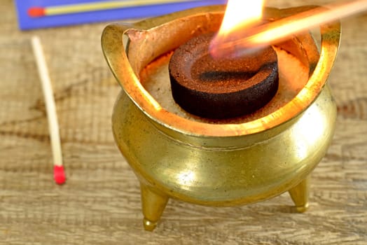 Lighting of smoked charcoal