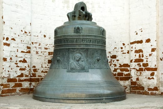 The big bell lying on a pedestal. Orthodox plots