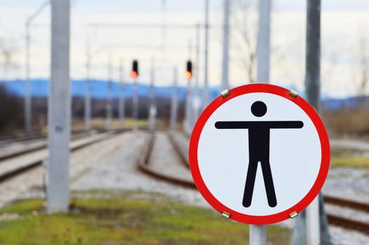 Warning sign Stop at the station so that the tracks are not entered.