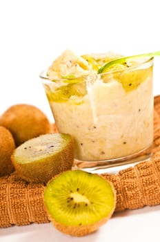Kiwi dessert with fresh kiwi puree