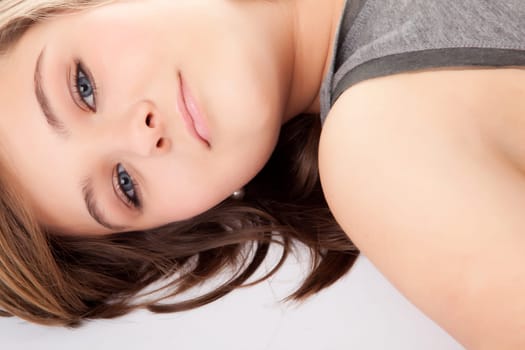 Young teenager in de studio on white