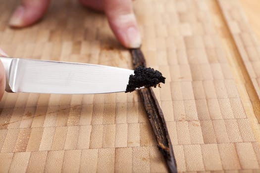 Remove the pith from a vanilla pod