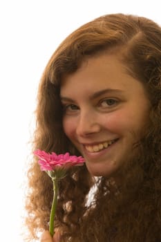 Eine junge hübsche Frau hält eine Blume in der Hand