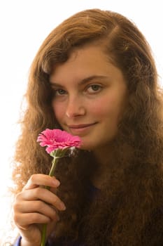 Eine junge hübsche Frau hält eine Blume in der Hand