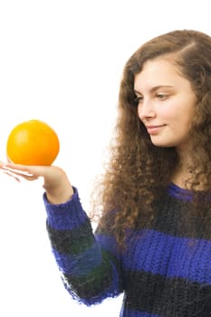 Eine junge hübsche Frau hält eine Orange in der Hand