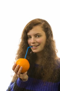Eine junge hübsche Frau hält eine Orange mit Strohhalm in der Hand