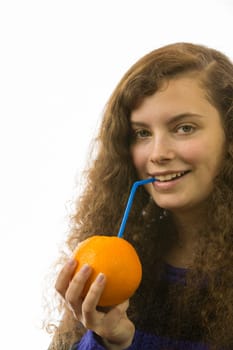 Eine junge hübsche Frau hält eine Orange mit Strohhalm in der Hand