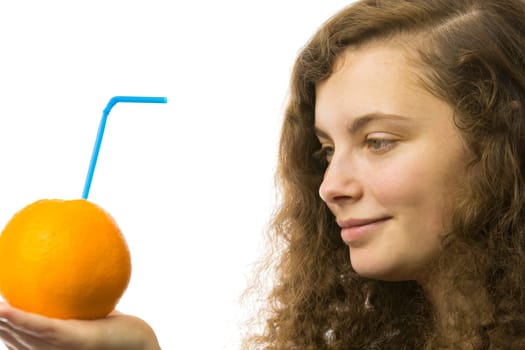 Eine junge hübsche Frau hält eine Orange mit Strohhalm in der Hand