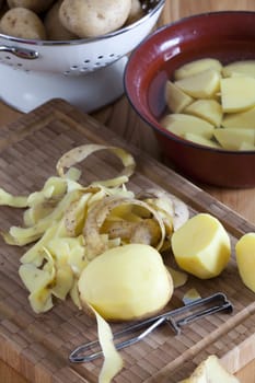 Potatoes to peel in the silk and on board