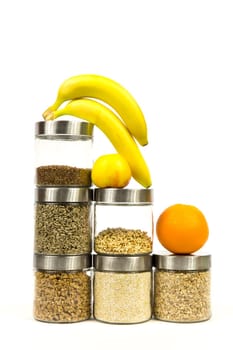 Individual muesli ingredients in Gäsern and fruit