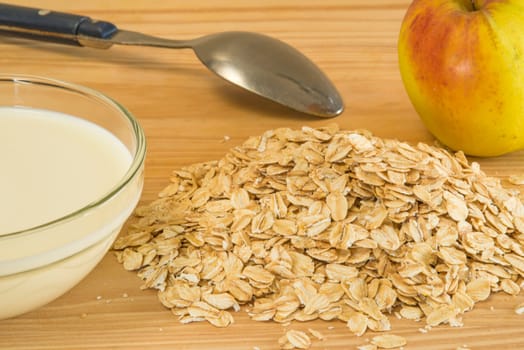 Oatmeal with milk and apple