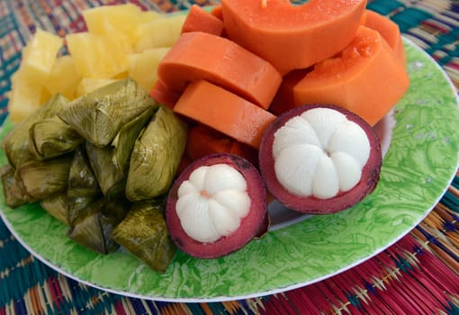 Eine Fruechteplatte in Amnat Charoen im osten von Thailand in Suedostasien.