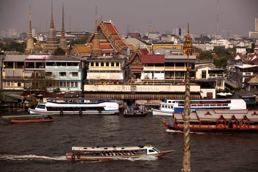 Der alltag auf dem Mae Nam Chao Phraya Fluss in Bangkok der Hauptstadt von Thailand in Suedostasien.