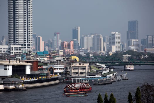 Der alltag auf dem Mae Nam Chao Phraya Fluss in Bangkok der Hauptstadt von Thailand in Suedostasien.