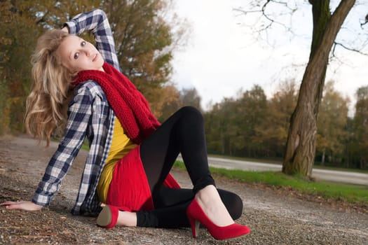 Blong teenage fashion girl in the autumn