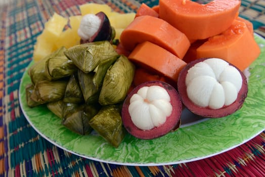 Ein Fruechte Teller in der Provinz Amnat Charoen nordwestlich von Ubon Ratchathani im nordosten von Thailand in Suedostasien.