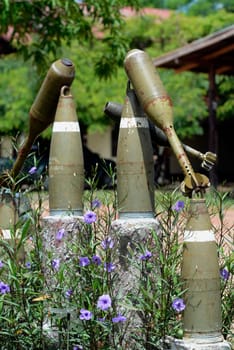 Alte Racketen als Gartendekoration aus der Zeit des Vietnam und Cambodia Krieg im Gong Village Phibun Mangsahan in der Umgebung von Ubon Ratchathani im nordosten von Thailand in Suedostasien.
