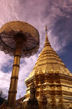 Der Chedi der Tempel Anlage des Wat Phra That Doi Suthep bei Chiang Mai in der Provinz Chiang Mai im Norden von Thailand in Suedostasien.