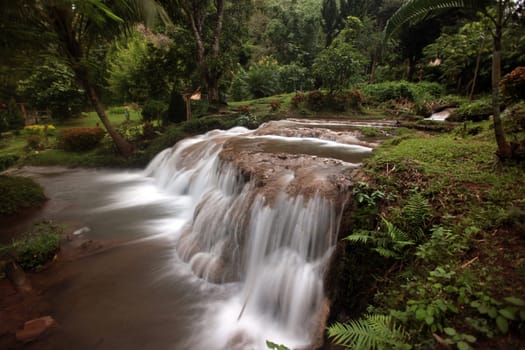 Die Landschaft mit einem Wasserfall beim Dorf Fang noerdlich von Chiang Mai im Norden von Thailand.