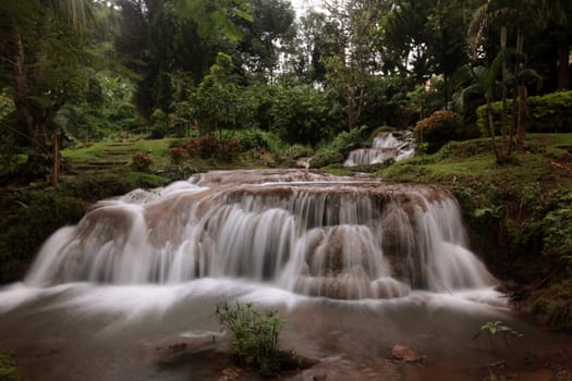 Die Landschaft mit einem Wasserfall beim Dorf Fang noerdlich von Chiang Mai im Norden von Thailand.