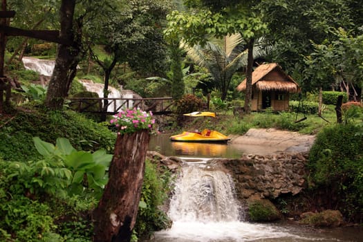Die Landschaft mit einem Wasserfall beim Dorf Fang noerdlich von Chiang Mai im Norden von Thailand.