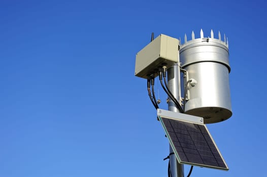 Autonomous weather station with radio transmission