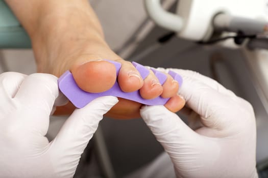 Toe spreader at a woman's foot