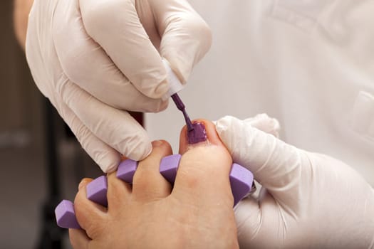 Paint toe nails