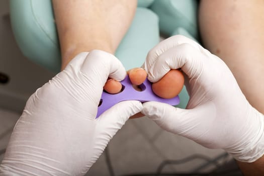 Attach toe spreaders to the foot