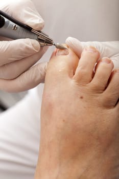 Toe nails are polished with machine