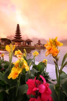 Asia,South East,Indonesia,Bali,Island,Central Bali,Lake,Bratan,Lake,Temple,Pura Ulun Danu,Landscape,(Urs Flueeler)