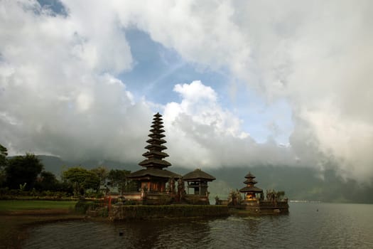 Asia,South East,Indonesia,Bali,Island,Central Bali,Lake,Bratan,Lake,Temple,Pura Ulun Danu,Landscape,(Urs Flueeler)