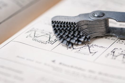 Detailed view of a fanned thread edge on an old technical drawing
