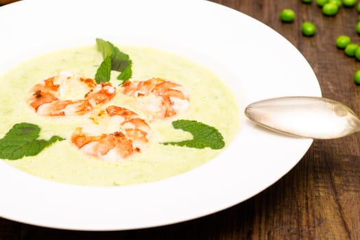 Pea soup with shrimp and green mint