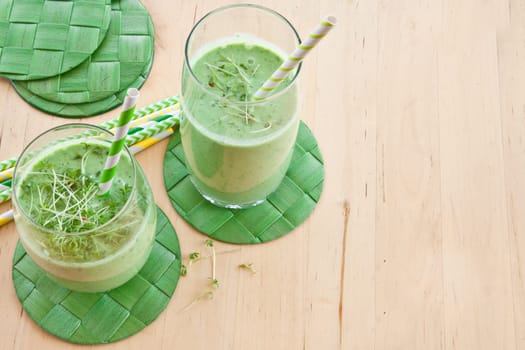 Gruener Smoothie made from fresh vegetables with kraeutern