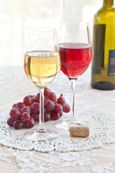 Red and white wine in Stielglaesern