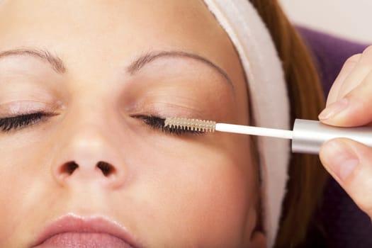 Cosmetic treatment with eyelash brush