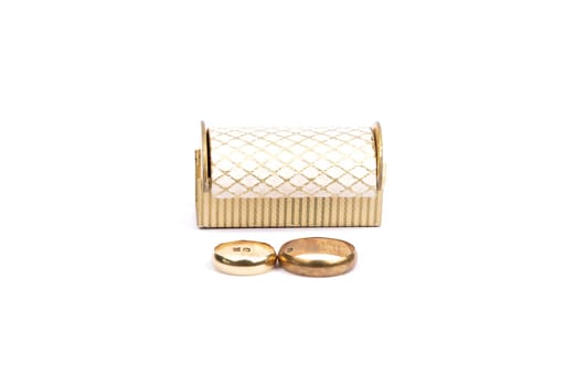 Arrangement with wedding rings