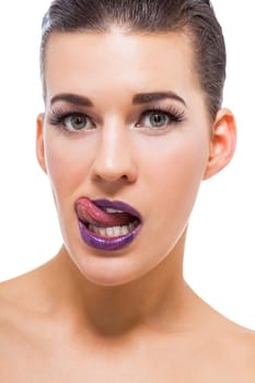 beautiful young woman with purple nails and lipstick portrait closeup isloiert schönhet kosmetk makeup