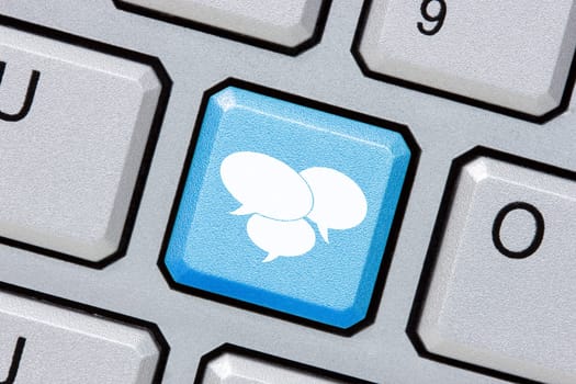 Social media key on the keyboard with speech bubbles