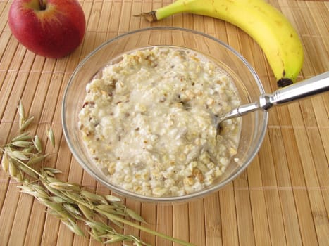 Cereal porridge and fruit